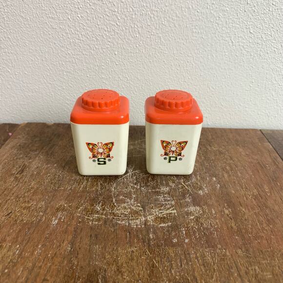 Vintage Retro Sterlite Plastic Orange Butterfly Salt & Pepper Shakers - Picture 1 of 7